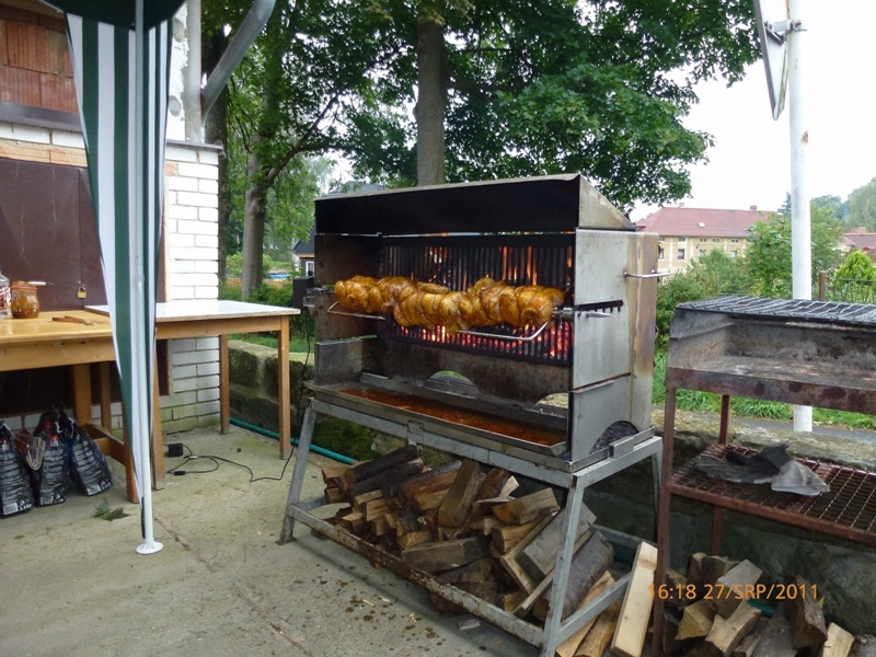 Mezitím se krásně vrtí venku na grilu kuřáátka: